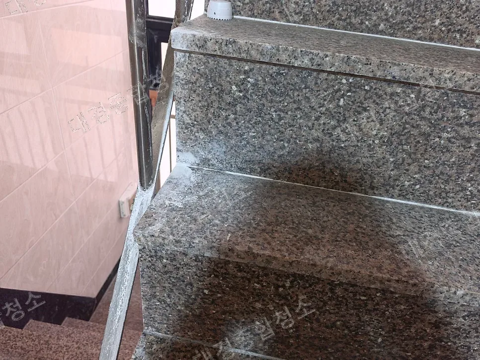 부평 빌라 계단청소 비용 건물 누수 후 생긴 석회 자국 제거 방법