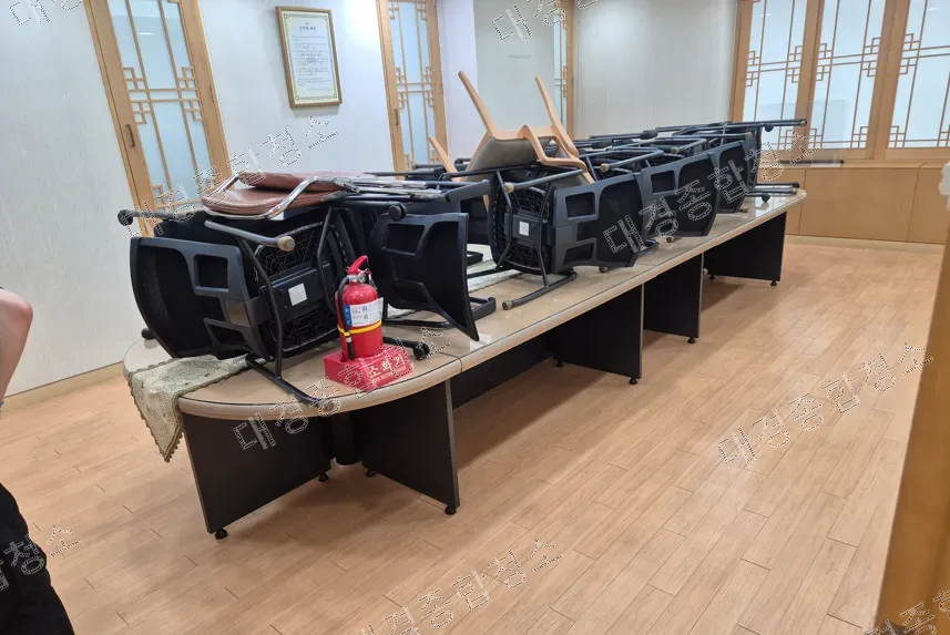 구로구 강당청소 비용 대형 공간 바닥청소 후 왁스코팅 시공