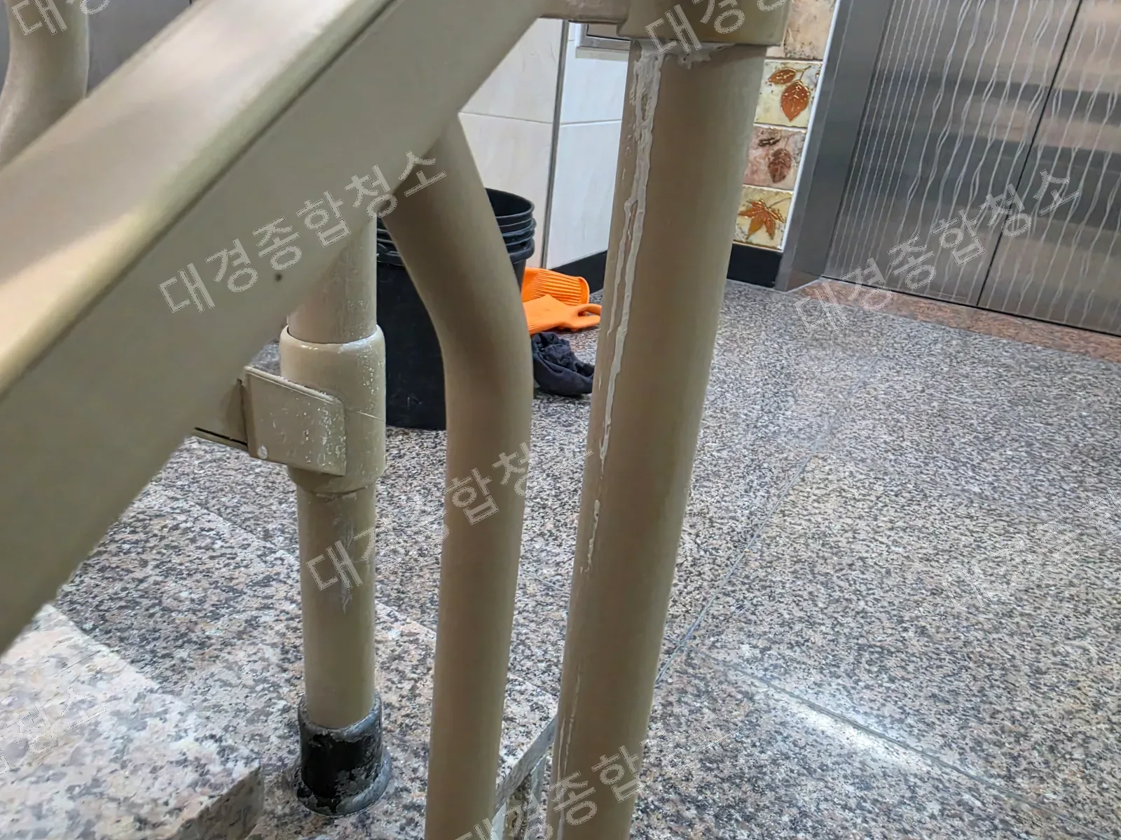 누수·곰팡이 제거 전, 난간 기둥에 길게 흘러내려 굳은 흰 석회 자국
