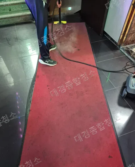 부평 상가청소 업체 노래방 분진 제거 및 소파, 카페트 청소 과정