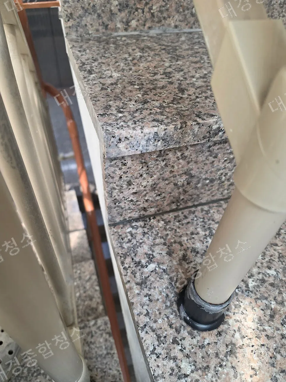 부평 빌라 계단청소 비용 건물 누수 후 생긴 석회 자국 제거 방법
