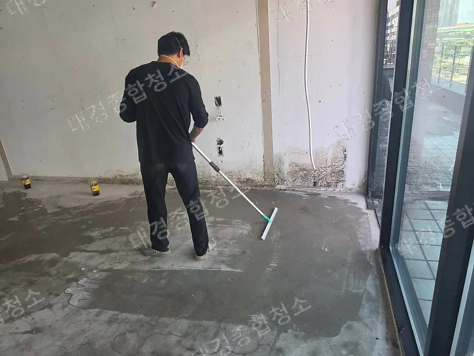 부평 애견호텔 전체 철거 후 퇴거청소, 현장을 가득 메운 강아지 냄새 제거까지 청소 후기