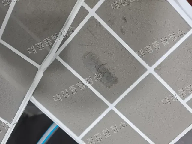 필터 일부를 문질러 확인한 두꺼운 먼지 오염층