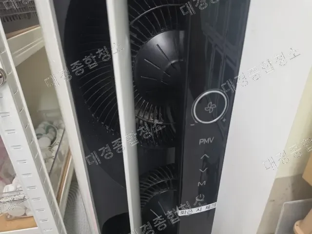 송풍구 내부 팬에 먼지·이물질이 누적된 작업 전 상태