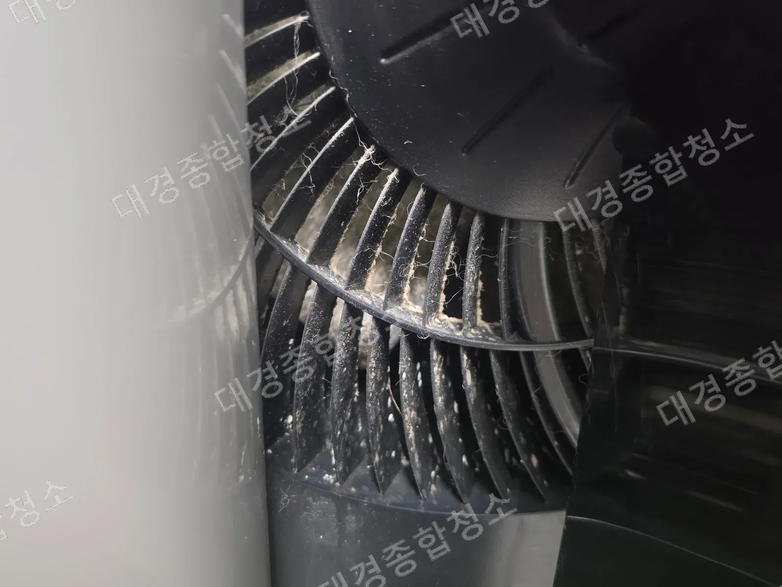 에어컨 분해청소 전 먼지가 두껍게 낀 스탠드 에어컨 송풍팬