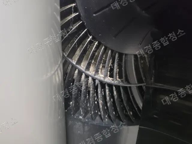 송풍팬(관류팬) 날개 사이에 먼지·오염물이 두껍게 누적된 상태