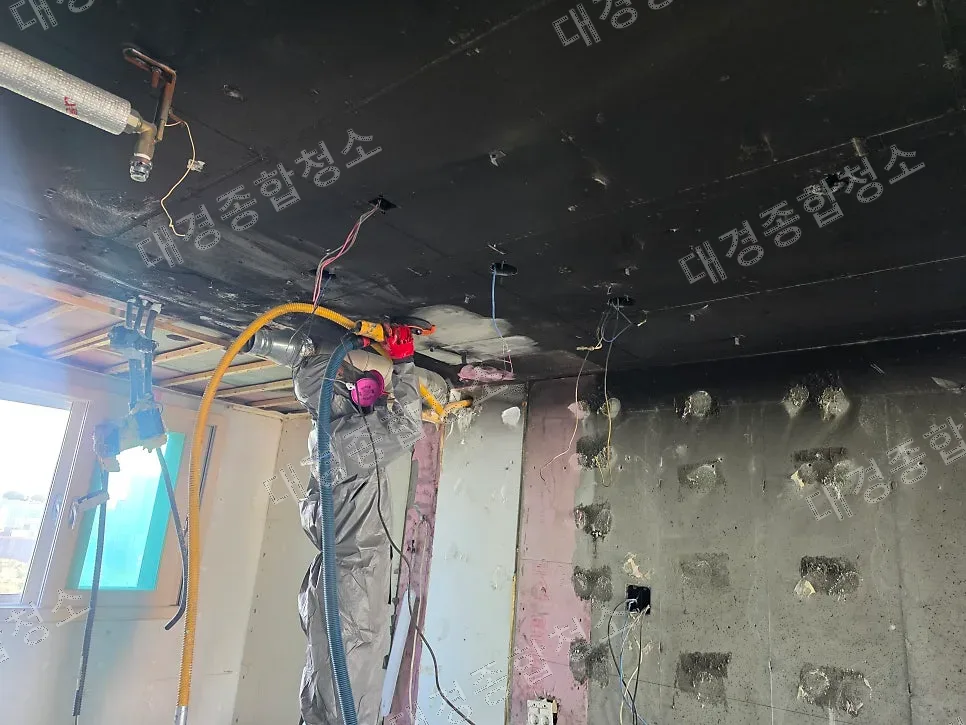 부평 화재청소, 철거 후 복구를 위한 천장 그을음 제거와 면갈이 샌딩 작업 후기