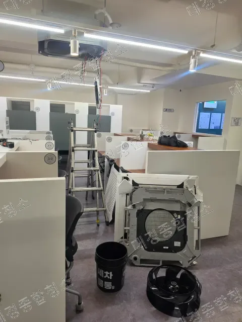 에어컨 분해청소 작업 중 전경