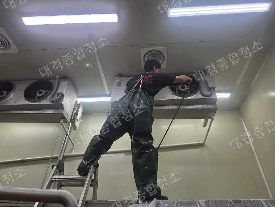 안성 식품공장 유니트쿨러청소 방법｜내부 부속품 분해 세척부터 표면 세정까지