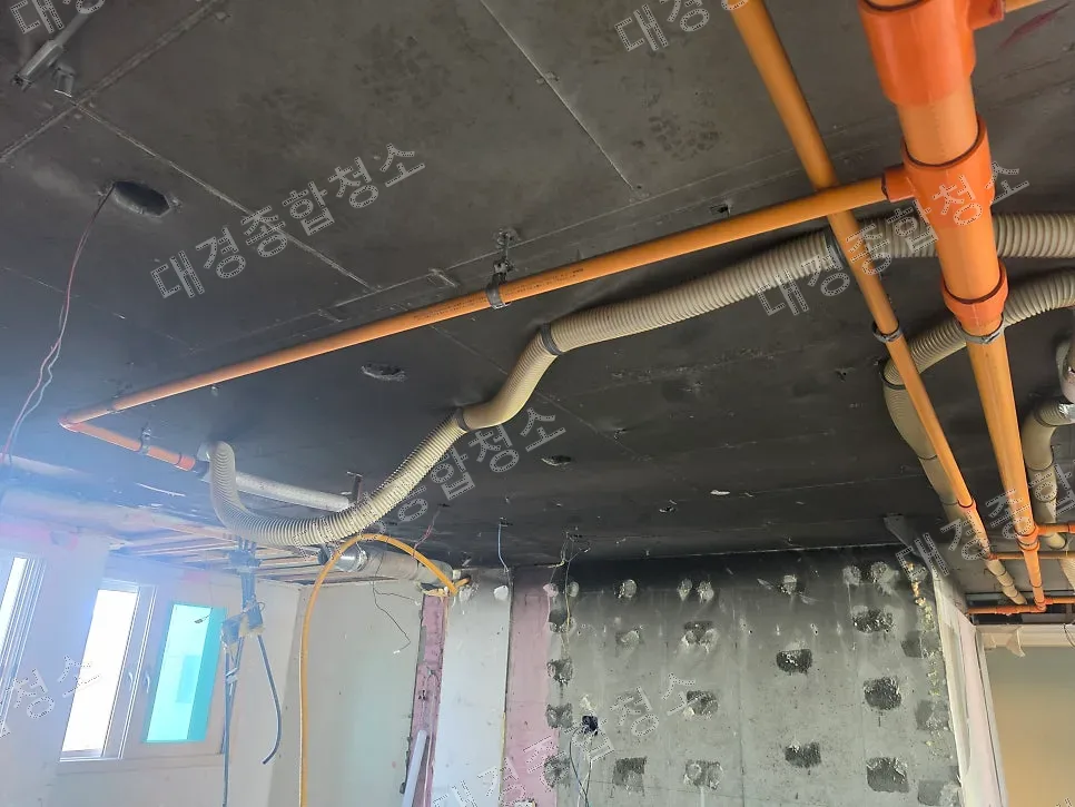 부평 화재청소, 철거 후 복구를 위한 천장 그을음 제거와 면갈이 샌딩 작업 후기
