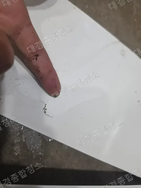 풍향 날개(루버) 표면 — 손으로 만져질 만큼 두껍게 쌓인 먼지