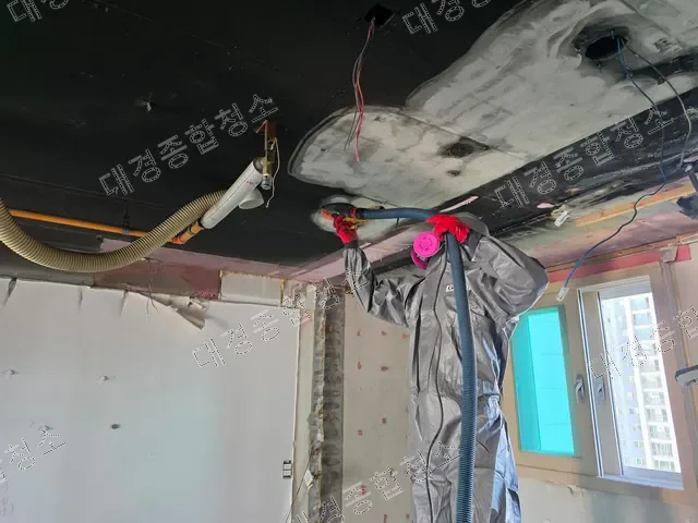 그을린 천장 모서리를 갈아내는 작업자