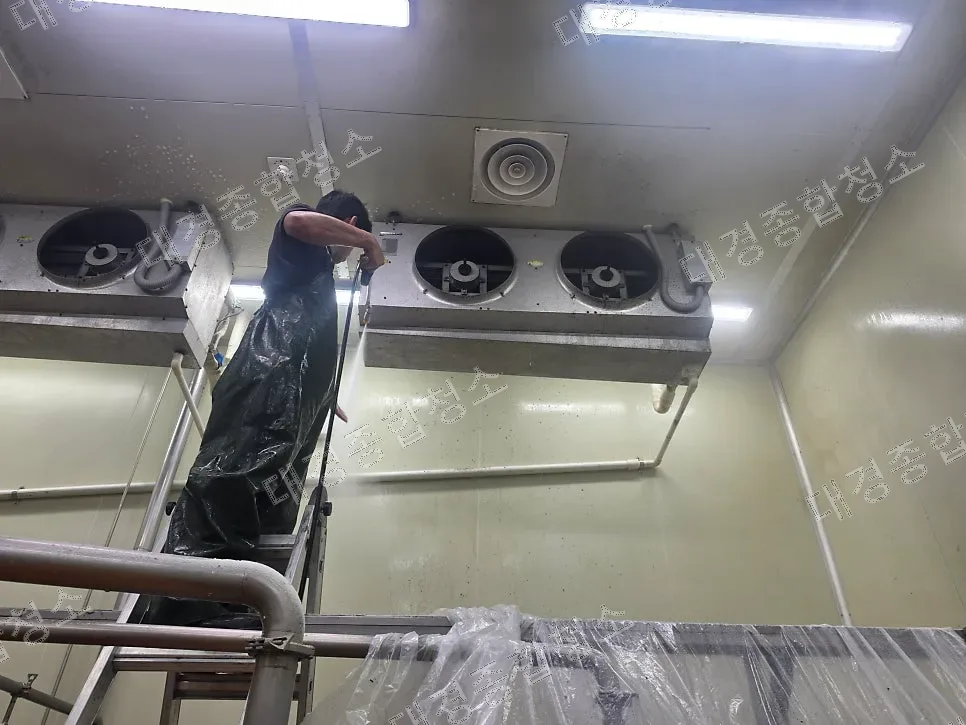 안성 식품공장 유니트쿨러청소 방법｜내부 부속품 분해 세척부터 표면 세정까지