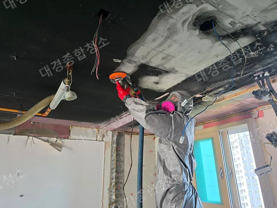 부평 화재청소, 철거 후 복구를 위한 천장 그을음 제거와 면갈이 샌딩 작업 후기