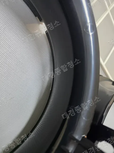 세척 후 하우징 테두리 및 망 필터 근접 촬영 — 오염 제거 확인