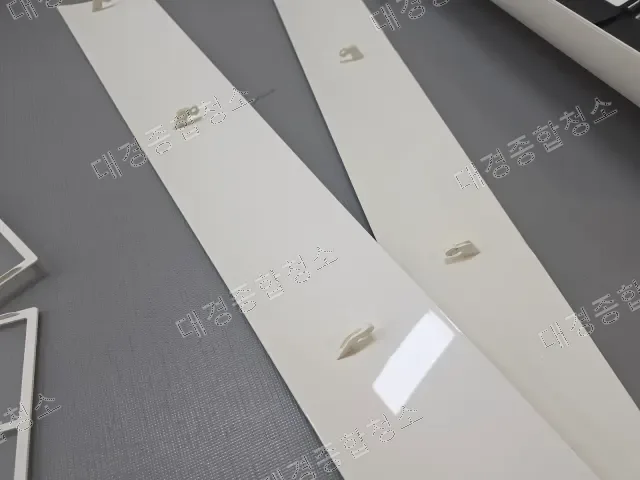 세척을 마친 풍향 날개(루버) — 오염 제거 후 청결한 상태