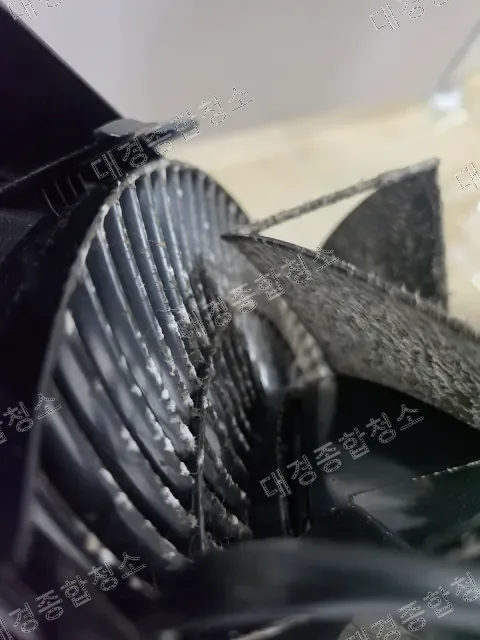 송풍팬 날개에 곰팡이와 먼지가 심하게 번식·누적된 상태