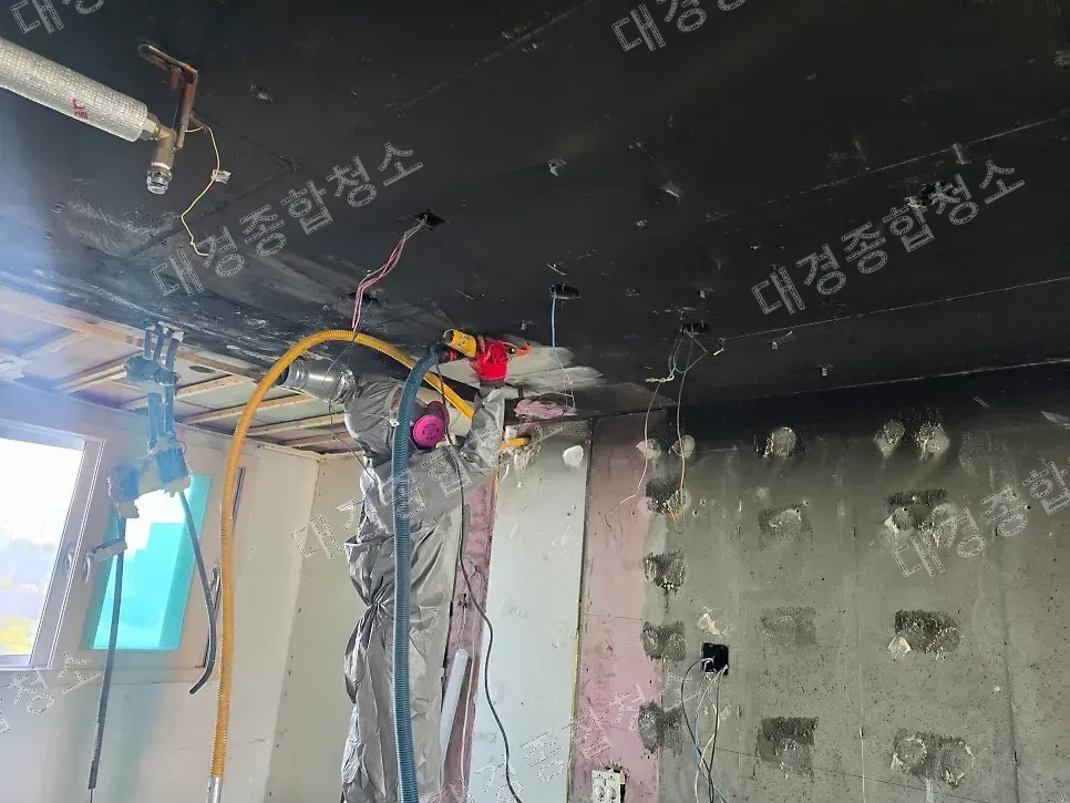 부천 심곡동 화재청소 현장 철거 후 천장에 남은 그을음 제거 방법