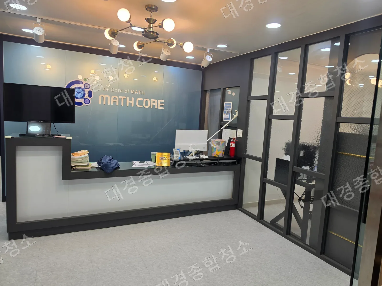 경기 시흥 학원 데코타일 바닥 세척·왁스코팅 상가청소 작업사례